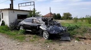 Mașină spulberată de tren la Buzău, șoferul a scăpat inexplicabil teafăr și nevătămat (Video)