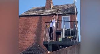 Un român din Marea Britanie a recreat o scenă emblematică din filmul Bohemian Rhapsody