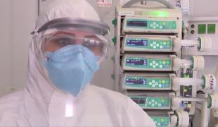 Eroii din prima linie de la Boli Infecțioase: "Îi adormim, în sufletul nostru nu ştim dacă o să reuşim să îi mai trezim"