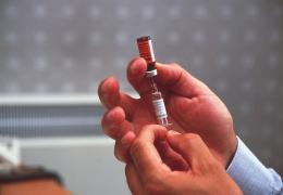 Marea Britanie începe testarea pe oameni a unui vaccin împotriva coronavirusului