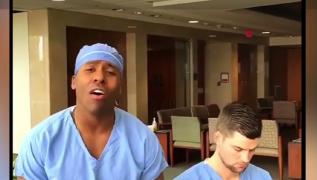 Un medic din New York le cântă pacienţilor bolnavi de coronavirus şi colegilor doctori