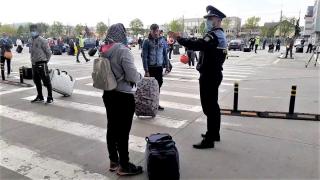 Sute de români așteaptă să plece la ceapă și sparanghel în Germania, la aeroportul din Cluj (Video)