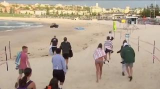 Pasionaţii de surf din Australia au în sfârşit liber la bălăceală. Cunoscuta plajă Bondi a fost redeschisă