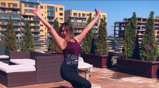 Sport în casă cu cărți și conserve, în loc de gantere