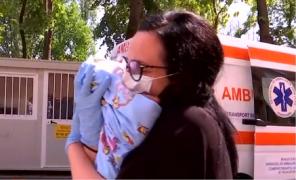 Primul bebeluș infectat cu noul coronavirus a revenit în brațele mamei