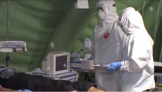 Medicii militari luptă pentru salvarea celor afectați de epidemia de coronavirus (Video)