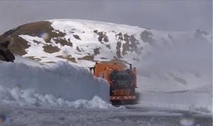 1 Mai vine cu zăpadă de doi metri pe Transalpina,  cea mai spectaculoasă şosea din ţară