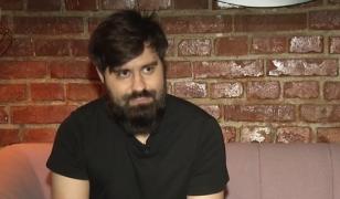 Stand Up Comedy acasă! O mulţime de artişti au decis să-şi mute glumele online