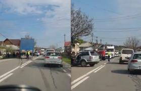 Accident dramatic la Păltinoasa. Șofer încarcerat după ce a intrat cu mașina într-un autotren