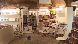 Cărți vândute prin geam, ideea unor tinere din Timişoara