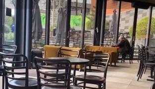 În timp ce așteaptă relaxarea, patronii de restaurante plănuiesc relansarea