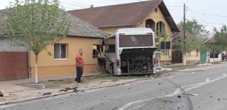 Momente de groază pentru o familie din Timiş. Un autocar scăpat de sub control le-a distrus casa