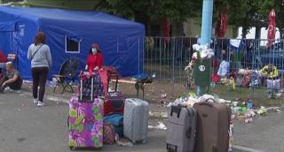 Românii care vin din străinătate se plâng că sunt ținuți în vamă cu orele, printre gunoaie