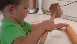 Autoritățile vor să evite lăsarea copiiilor cu bunicii, însă părinții nu au alte soluții