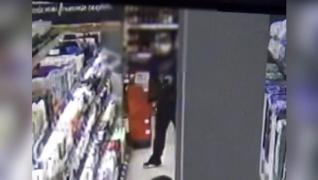 Curieri care duceau mâncare arădenilor în izolare, prinși când furau din magazin (Video)