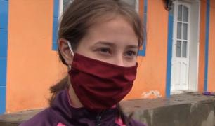 Elevă din Vaslui, scrisoare emoționantă către primar: "Vă rog cu toată fiinţa mea să-mi împrumutaţi şi mie un telefon"