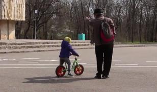 Părinţii ar putea beneficia de zile libere plătite pentru îngrijirea copiilor