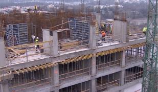 Românii își doresc case cu grădină și apartamente cu balcoane spațioase, din cauza pandemiei de coronavirus