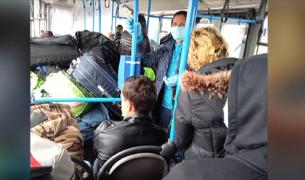 Români veniți din străinătate, trimiși spre locul de carantină cu autobuze supraaglomerate