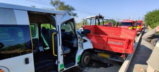 Pasager încarcerat după ce microbuzul în care era s-a înfipt în remorca unui tractor, la Jucu (Video)