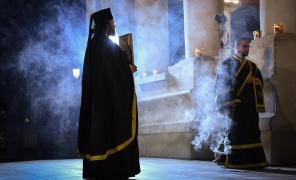 Regulile de prevenţie din 15 mai provoacă dispută între stat şi biserică