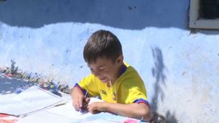 Mădălin, copilul de 10 care visează să-şi poată ajuta familia sărmană. "Temele le fac eu singur"
