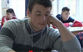 Ministrul Educației a anunțat cum ar putea fi închise mediile elevilor prin școala online