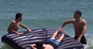 Vremea capricioasă nu i-a împiedicat pe localnici să facă o baie în mare sau să schieze la munte (Video)