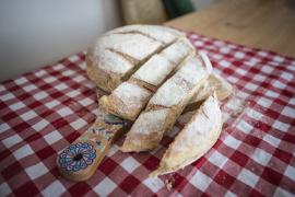 O femeie din Chile s-a făcut de râs încercând să-i învețe pe oameni să facă pâine (Video)