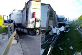 Un șofer a scăpat cu viață după ce s-a înfipt cu TIR-ul într-un parapet, pe autostrada A3 (Video)