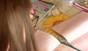 O elevă din Sibiu a copiat exerciții și teme pentru copiii care nu au acces la școala online