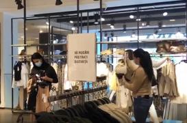 Românii au cumpărat haine, mobilă și cărți, profitând de redeschiderea magazinelor