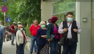 Românii stau la coadă pentru a plăti taxele și impozitele