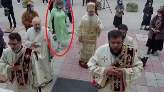 O femeie s-a învârtit fără oprire în jurul ÎPS Teodosie, în timpul Sfintei Liturghii, la Constanța (Video)