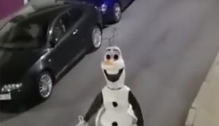 Un spaniol i-a încântat pe vecini, în carantină, îmbrăcându-se ca personaje din povești (Video)