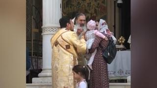 ÎPS Teodosie a împărtăşit mai mulţi copii cu aceeaşi linguriţă. Reacția Arhiepiscopiei Tomisului
