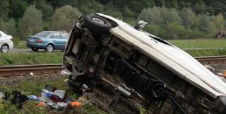 Dubă spulberată de tren, lângă o localitate din Cluj
