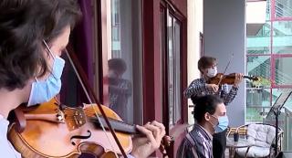 Mai mulţi cântăreţi au organizat un concert de la balcon, în Timișoara