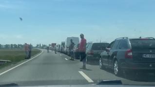 Românii se duc cu miile la muncă, în străinătate. Cozi kilometrice la vama Nădlac (Video)