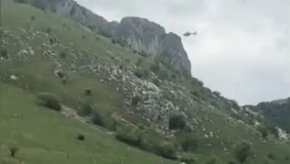 Turiști luați cu elicopterul dintre stânci, după ce s-au aventurat în munţi