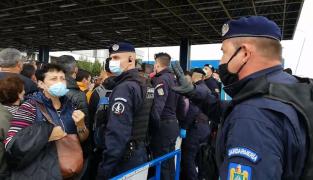 Tensiuni la Nădlac. Jandarmii încearcă să-i distanțeze pe românii care așteaptă cu miile în vamă (Video)