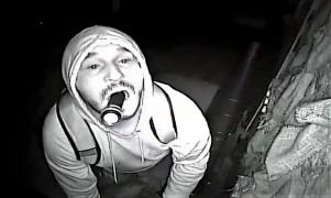 Un hoț care jefuia o cafenea din Cluj s-a uitat direct în cameră, încercând să o oprească (Video)