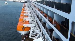 Mii de oameni îmbarcaţi pe nave au simţit pandemia blocaţi pe mare sau în porturi