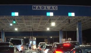 Haos și noaptea, în Vama Nădlac. Mii de români au aşteptat la coadă şi peste 10 ore ca să intre în ţară