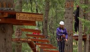 Distracție la înălțime, în parcul de aventură din stațiunea Rânca