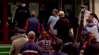 Cozi interminabile la permise, Case de Ajutor Reciproc și Case de Pensii