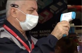 Măsurarea temperaturii la intrarea în magazine, acțiune ce a contrariat mulți români