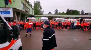 Lacrimi și îmbrățișări la Staţia de Ambulanţă Braşov. "Tata" a ieșit la pensie în aplauzele colegilor
