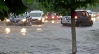 Ploile abundente, vântul puternic şi grindina au provocat pagube în toată ţara