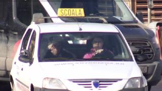 Orele de conducere auto, cu mască și mănuși